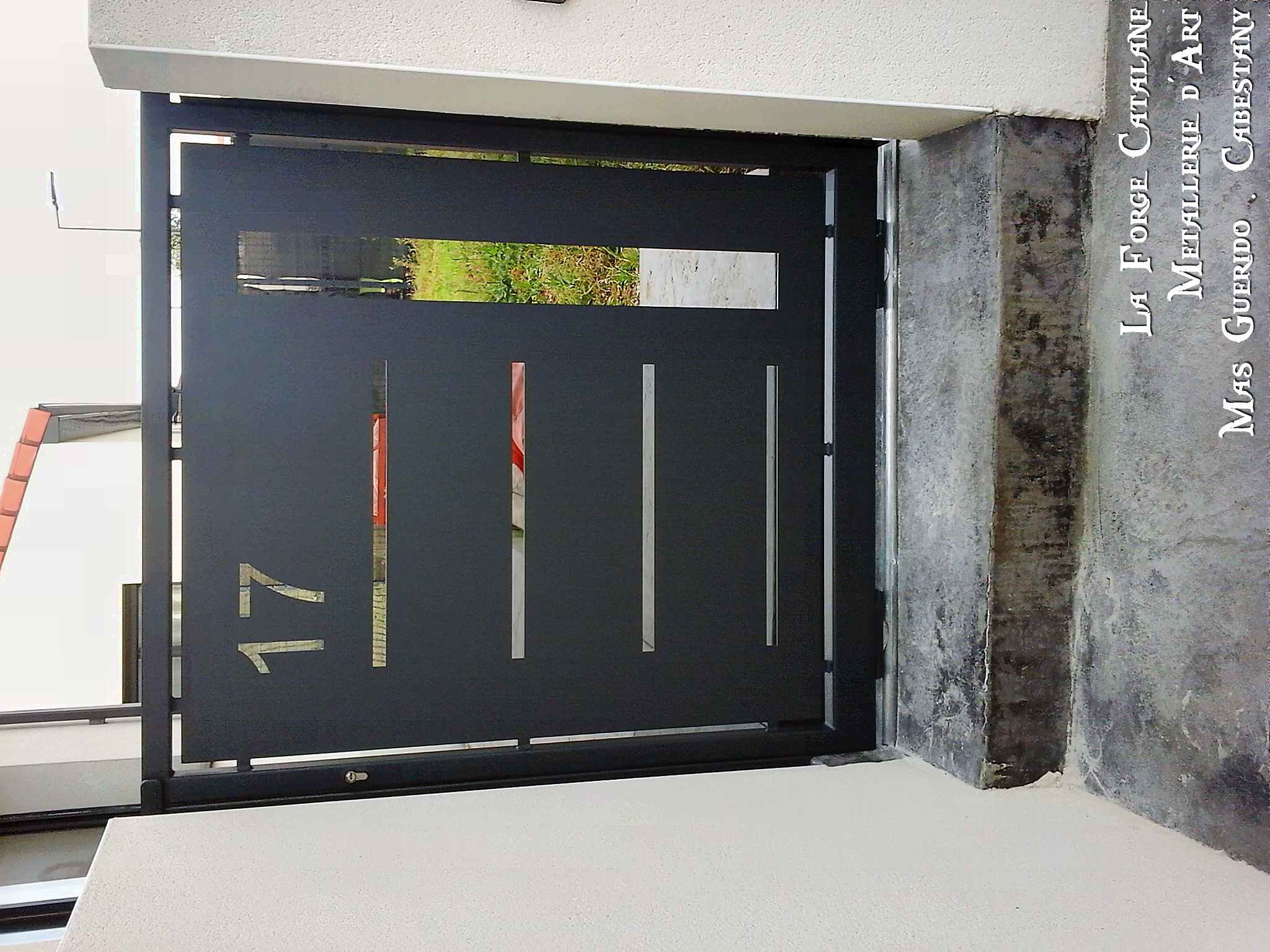 portillon thermolaquage decoupe laser coulissant numero integre  forge catalane.jpg